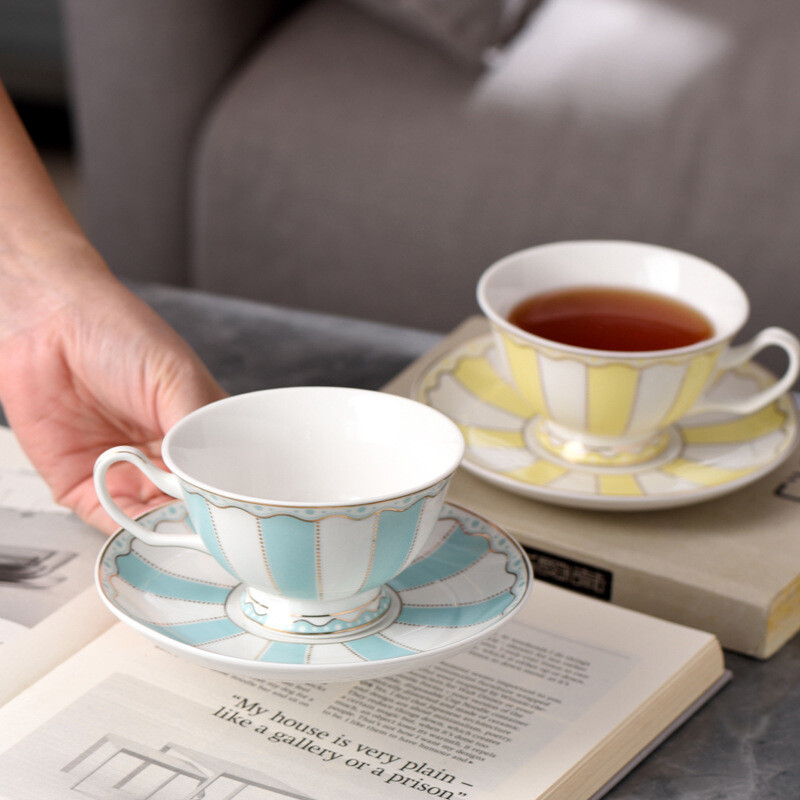 1 rinkinys europietiškas elegancijos saldainių spalvotas keraminis kavos puodelis su tinkama lėkšte, puikiai tinka kavos popietės arbatos rinkiniui gėrimų dovana