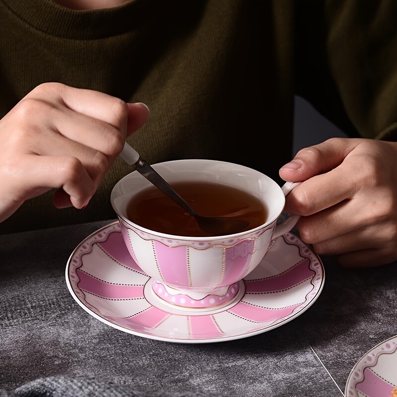 1 rinkinys europietiškas elegancijos saldainių spalvotas keraminis kavos puodelis su tinkama lėkšte, puikiai tinka kavos popietės arbatos rinkiniui gėrimų dovana