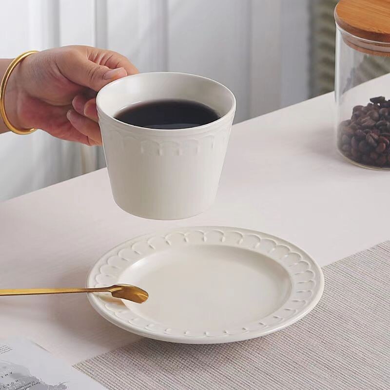 Baltas keramikinis kavos puodelis ir indų rinkinys Meno raidžių raštas Kūrybiško dizaino kavos popietės arbatos puodelis 200 ml korėjiečių