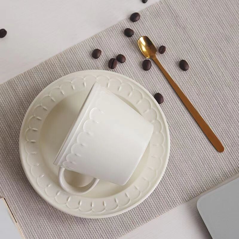 Baltas keramikinis kavos puodelis ir indų rinkinys Meno raidžių raštas Kūrybiško dizaino kavos popietės arbatos puodelis 200 ml korėjiečių