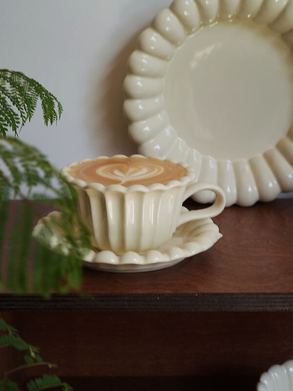 250 ml Vintage grietinėlės spalvos kavos puodelių indų rinkinys Latte gėlių puodelis padengtas po glazūra Spalvotas aukštos grožio popietės arbatos puodelis naudojimui namuose