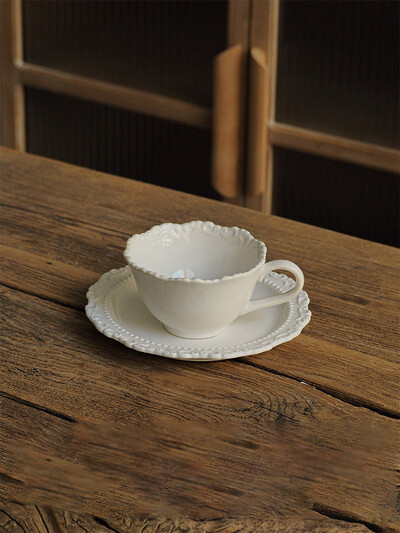 Prantsuse stiilis reljeefne keraamiline kohvitass koos nõudega Light Luxury Vintage pärastlõunatee tass Kodumajapidamises kasutatavad tahked latte tassid 2 tk.