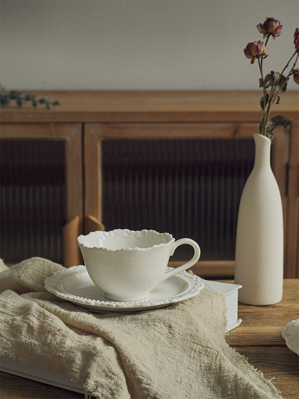 Prantsuse stiilis reljeefne keraamiline kohvitass koos nõudega Light Luxury Vintage pärastlõunatee tass Kodumajapidamises kasutatavad tahked latte tassid 2 tk.