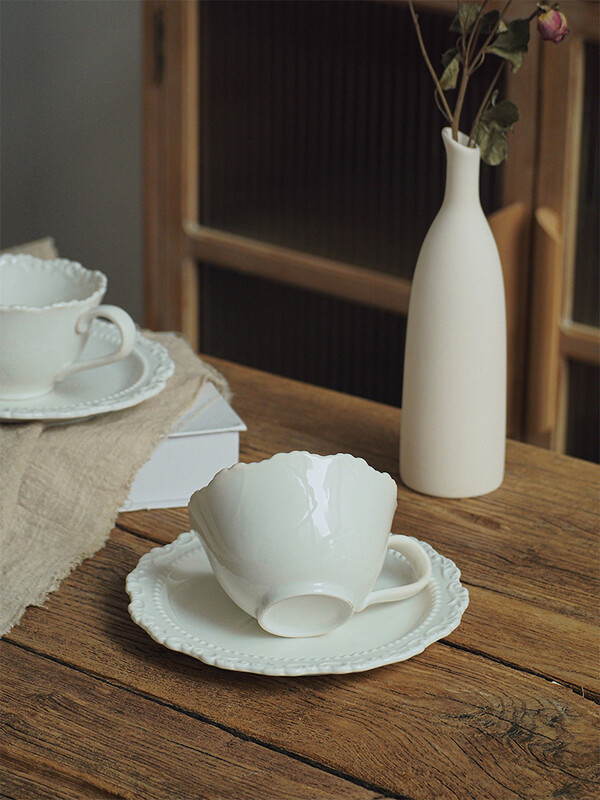 Prantsuse stiilis reljeefne keraamiline kohvitass koos nõudega Light Luxury Vintage pärastlõunatee tass Kodumajapidamises kasutatavad tahked latte tassid 2 tk.