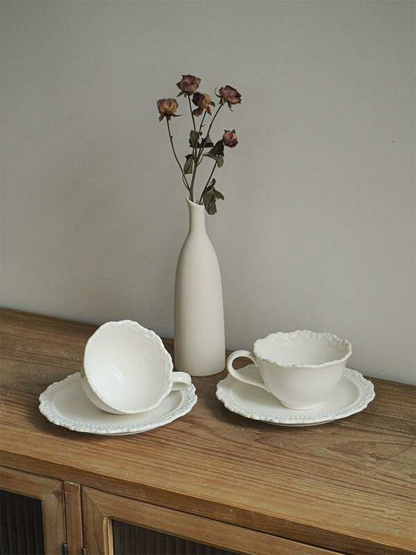 Prantsuse stiilis reljeefne keraamiline kohvitass koos nõudega Light Luxury Vintage pärastlõunatee tass Kodumajapidamises kasutatavad tahked latte tassid 2 tk.