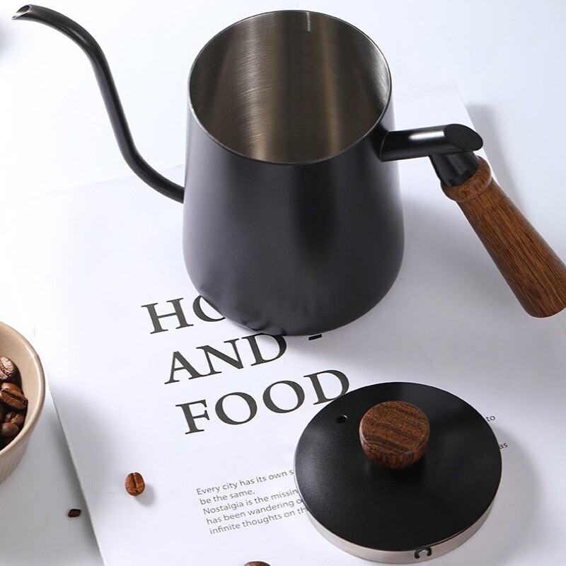 Roostevabast terasest tilgutiporti kohvikeetja temperatuuriga hanekelaga veekeetja matkakohvinõude ja teepuidust sangapotiga