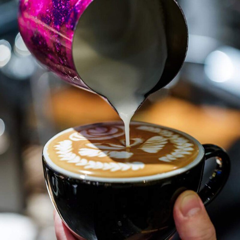 Kohvipiima aurutav vahustamiskann Roostevabast terasest kleepumatu piimakann Pull Flower Cup Ideaalne Cappuccino Latte Art kohvi valmistamiseks