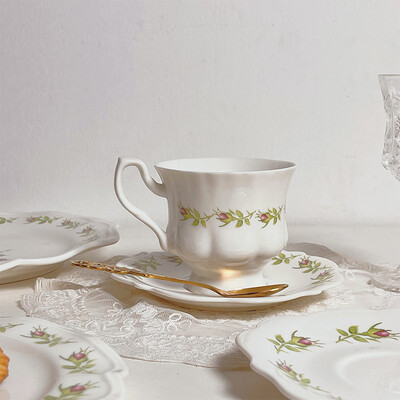 Retro Rose kohvitasside ja alustasside komplekt Inglise punase tee tassid Keraamiline taldrik Peen kruusid Kodu magustoidutaldrik Kingitustrummel