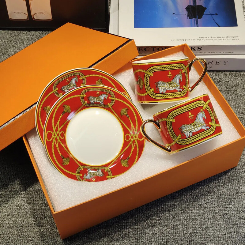 2023. aasta uus keraamiline kohvitassi alustassi komplekt Loominguline lihtne kodukontori pärastlõunane lilletee tassid kandiku teekomplektiga joogikomplektiga kingitus