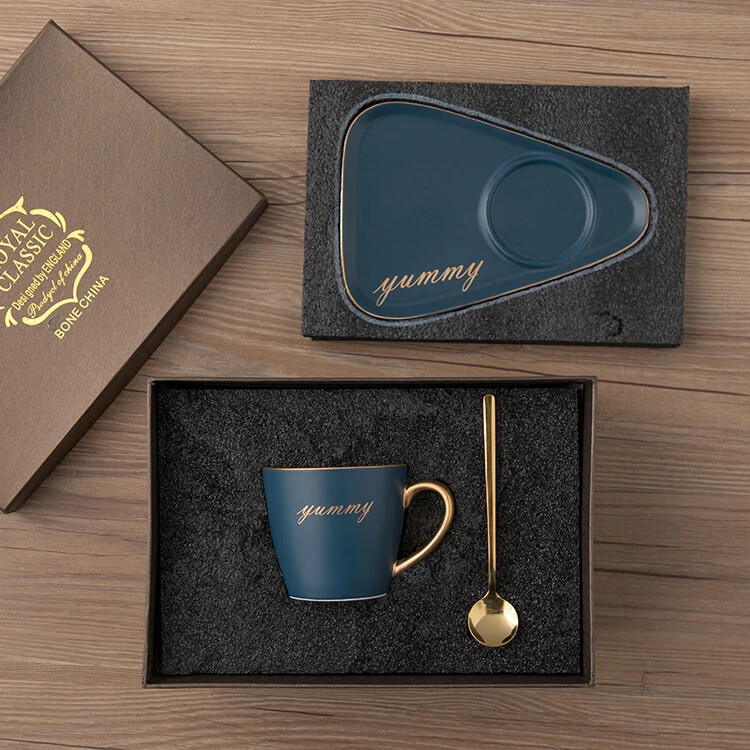 Kohvipiima tee tass kontorihotelli vaba aja tee kinkekarbi tass lusikaga Euroopa luksuslik keraamiline büroo kohvitass telkimine