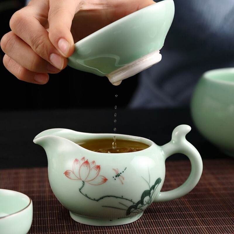 Keraminis kiniškas Kung Fu arbatos indų rinkinys, rankomis dažytas apvalus Celadon Lotus arbatos puodas Koi žuvies dizainas, rankų darbo