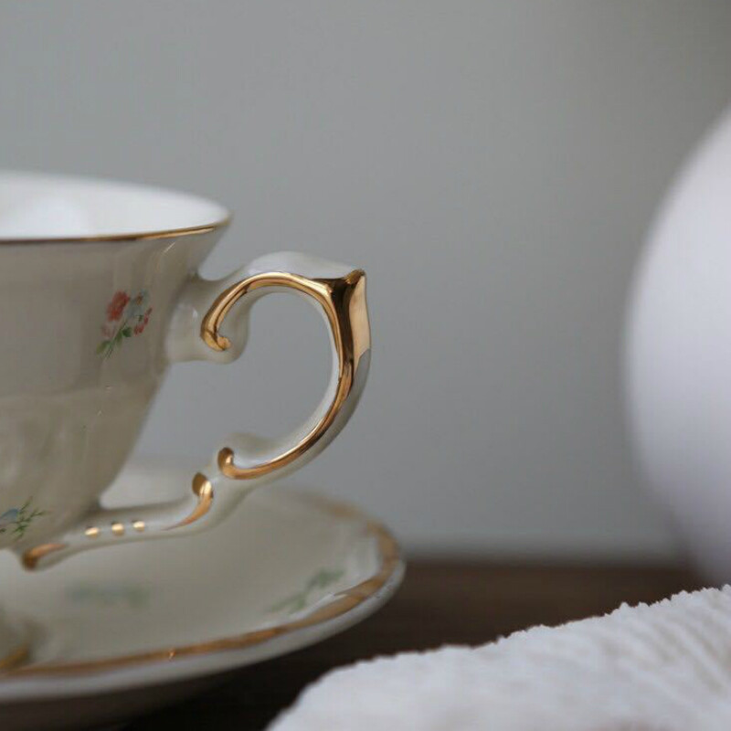 Kavos puodelis Korėjietiškas retro kreminis geltonas pastoracinis gėlių papuošalas auksinis keramikinis angliškas popietės desertas, gėlių arbatos puodelis ir lėkštė