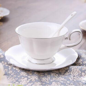 European Ceramic Bone Cup Πιατάκι για καφέ Σετ κουταλιού πολυτελής κεραμική κούπα Κορυφαίας ποιότητας πορσελάνινο φλιτζάνι τσαγιού Cafe Party Drinkware