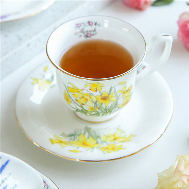 Keraamiline tass ja alustass Retro lilledega kohvikruus teetass Bone China Elegant Month Cup alustassi komplekt sünnipäevaks kingitus kodukaunistusega jooginõud