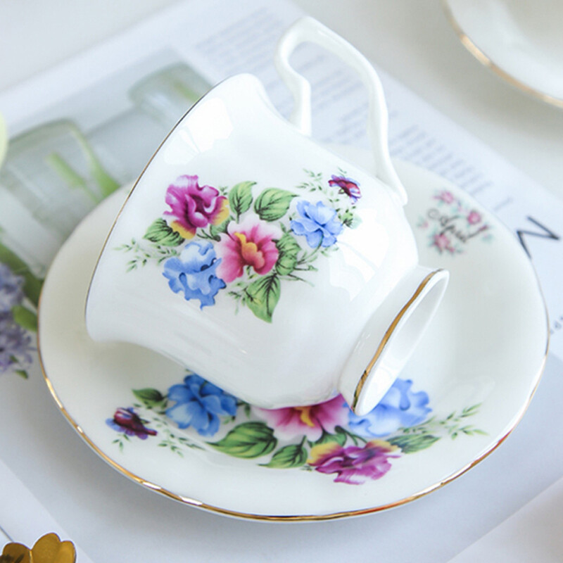 Keraamiline tass ja alustass Retro lilledega kohvikruus teetass Bone China Elegant Month Cup alustassi komplekt sünnipäevaks kingitus kodukaunistusega jooginõud