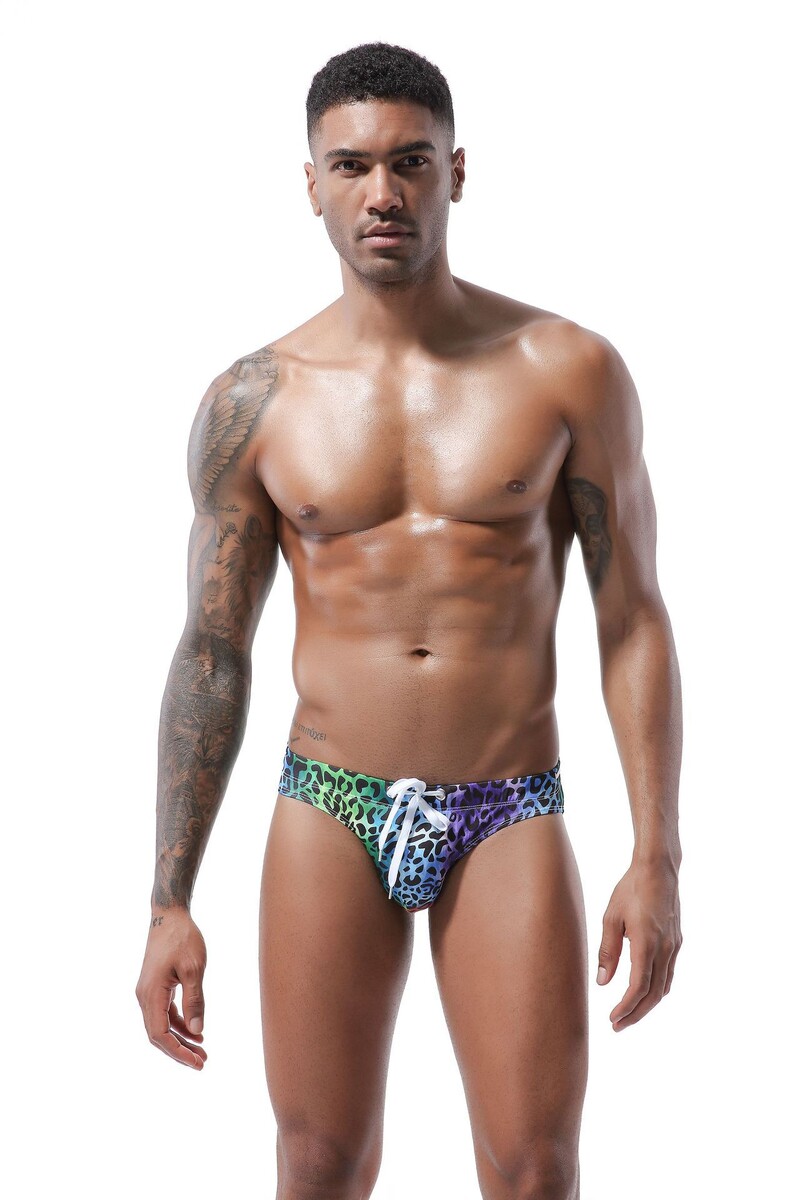 Trükitud ujumisriided värvimustriga Meeste trükitud ujumisriided õhukuivad kolmnurksed lilled Madala vöökohaga uued meeste ujumispüksid Amazonis