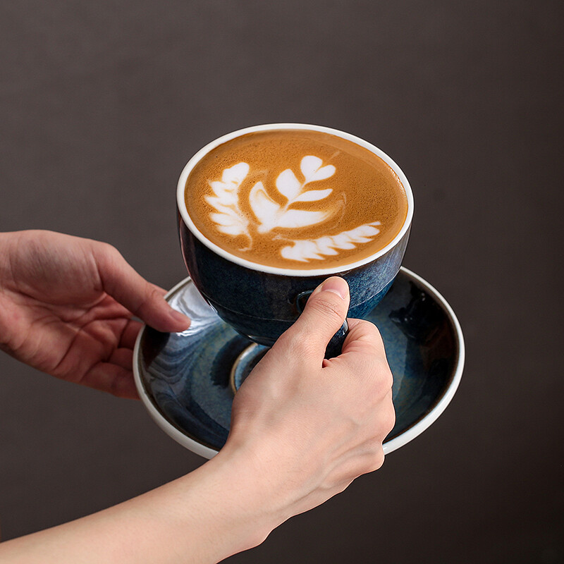 Naujos krosnies transformacijos keramikos kavos puodelių indų rinkinys Moteriški aukštos grožio biuro koncentrato puodeliai didelės talpos puodelių ir lėkščių rinkiniai