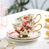 Bone China kavos puodelių ir lėkštučių rinkinys Keraminis raudonos arbatos puodelis 38% High Bone China vandens puodelis Puiki dovana Pastoracinė gėlės ir augalai puodelis