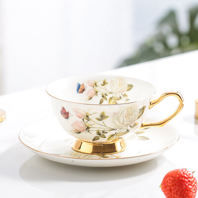 Bone China kavos puodelių ir lėkštučių rinkinys Keraminis raudonos arbatos puodelis 38% High Bone China vandens puodelis Puiki dovana Pastoracinė gėlės ir augalai puodelis