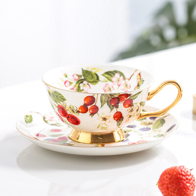 Bone China kavos puodelių ir lėkštučių rinkinys Keraminis raudonos arbatos puodelis 38% High Bone China vandens puodelis Puiki dovana Pastoracinė gėlės ir augalai puodelis