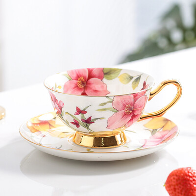 Bone China kavos puodelių ir lėkštučių rinkinys Keraminis raudonos arbatos puodelis 38% High Bone China vandens puodelis Puiki dovana Pastoracinė gėlės ir augalai puodelis