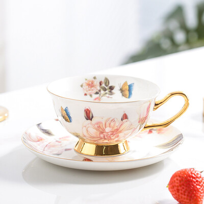 Bone China kavos puodelių ir lėkštučių rinkinys Keraminis raudonos arbatos puodelis 38% High Bone China vandens puodelis Puiki dovana Pastoracinė gėlės ir augalai puodelis