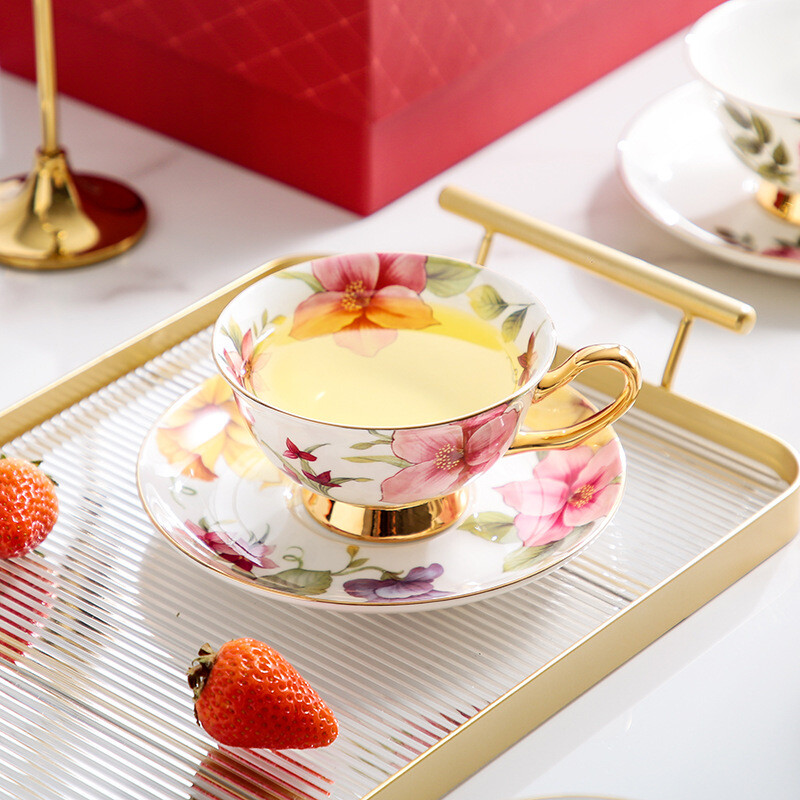 Bone China kavos puodelių ir lėkštučių rinkinys Keraminis raudonos arbatos puodelis 38% High Bone China vandens puodelis Puiki dovana Pastoracinė gėlės ir augalai puodelis