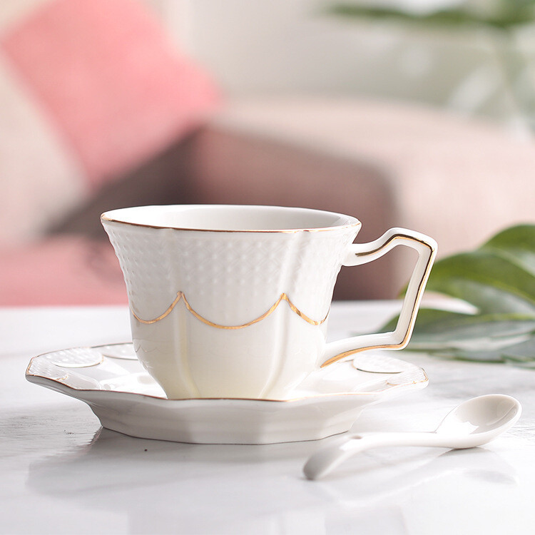 Set de căni de cafea și farfurii din porcelană albă clasică, cești de ceai cu margine aurie, cești de apă frumoase, accesorii de bucătărie din ceramică