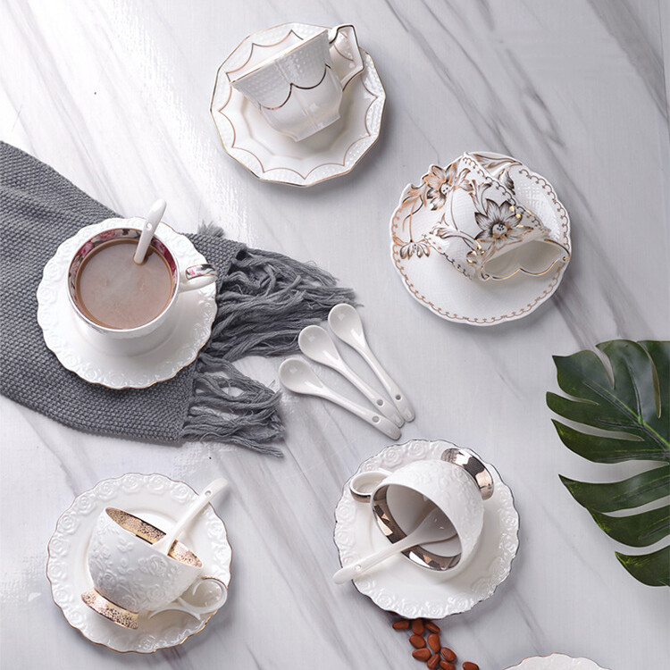 Set de căni de cafea și farfurii din porcelană albă clasică, cești de ceai cu margine aurie, cești de apă frumoase, accesorii de bucătărie din ceramică
