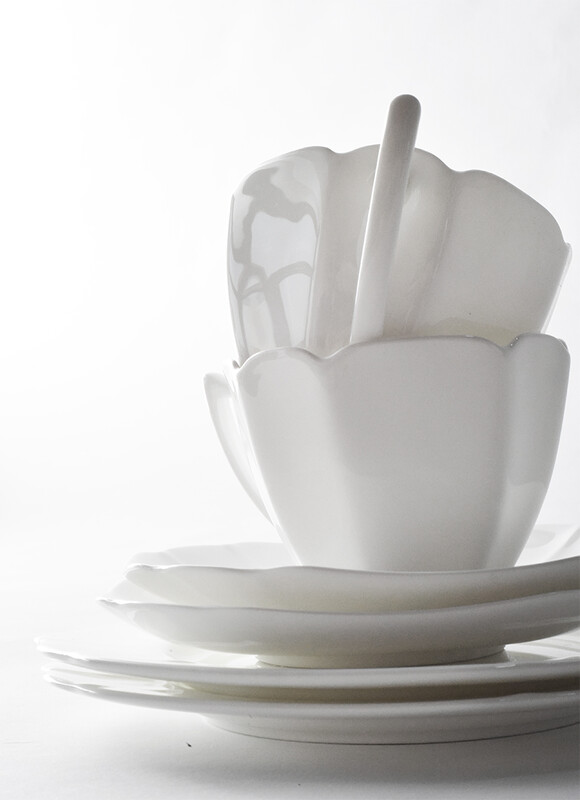 200 ml baltos gėlės formos keramikos puodelių ir indų rinkinys Europos retro stiliaus kavos puodelių lėkščių rinkiniai buitiniai pieno vandens puodeliai