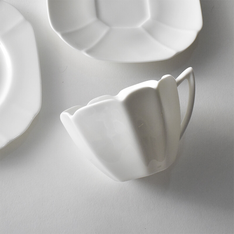 200 ml baltos gėlės formos keramikos puodelių ir indų rinkinys Europos retro stiliaus kavos puodelių lėkščių rinkiniai buitiniai pieno vandens puodeliai