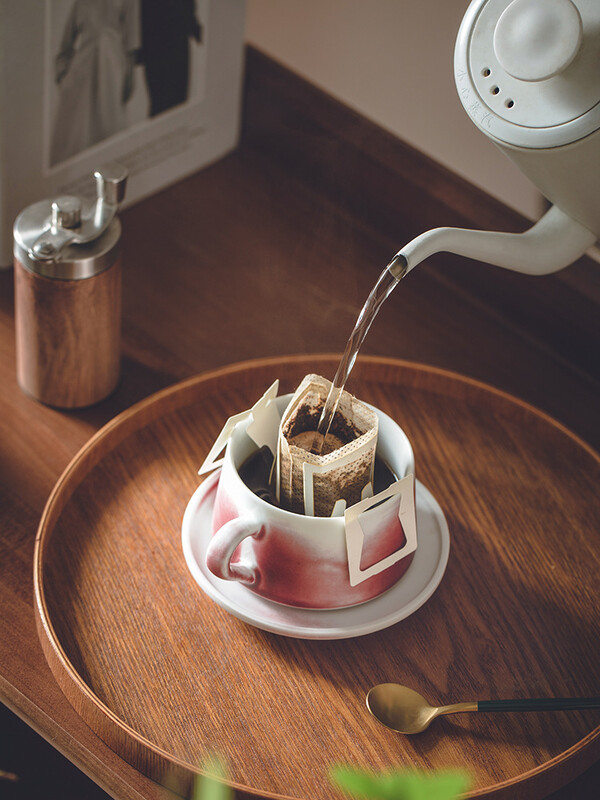 Japoniški kavos puodeliai Neapdoroti keraminiai retro puodeliai ir lėkščių rinkinys Išskirtinis mergaičių poros itališkas amerikietiškas popietės arbatos indas