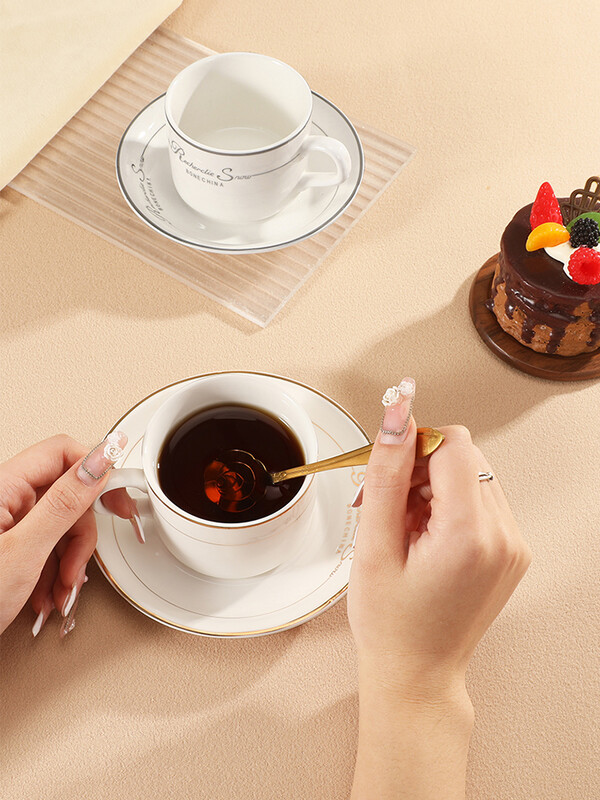 150/180 ml kavos puodelių lėkštučių rinkinys Aukščiausios klasės išskirtinis europietiškas nedidelis prabangus kavos puodelio lėkštės popietės arbatos rinkinys amerikietiškas kavos puodelis