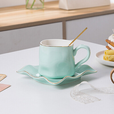 Euroopa stiilis keraamiline kruus Peen kuumakindel kohvitassi ja alustassi komplekt kodus ja kontoris kasutamiseks köögi-jooginõudes