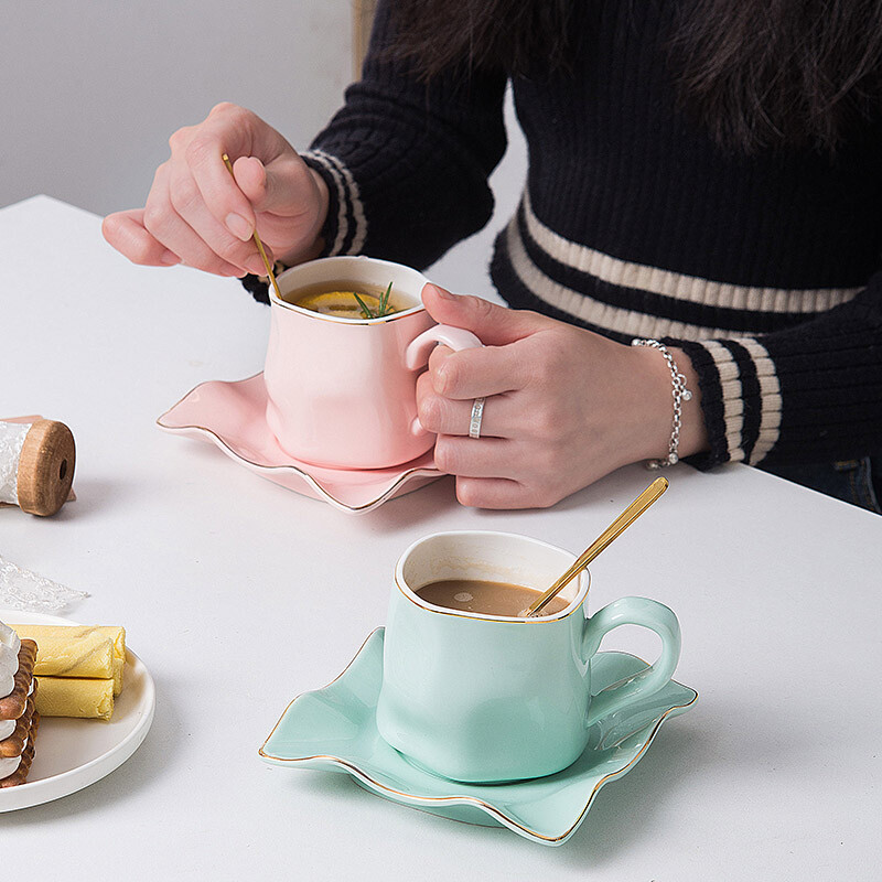 Euroopa stiilis keraamiline kruus Peen kuumakindel kohvitassi ja alustassi komplekt kodus ja kontoris kasutamiseks köögi-jooginõudes