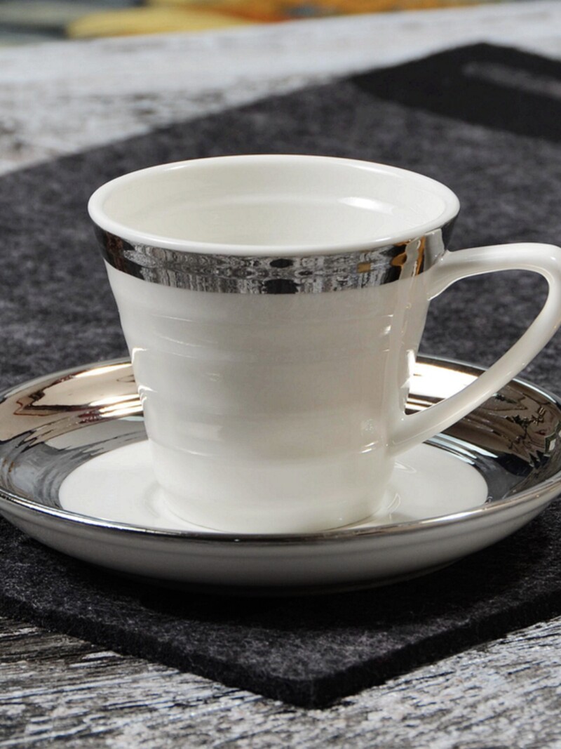 Euroopa luksuslik elegantne keraamiline hõbetatud kohvitass Pärastlõunane musta tee tass lillelise teetassi komplektis on üks keraamiline lusikas