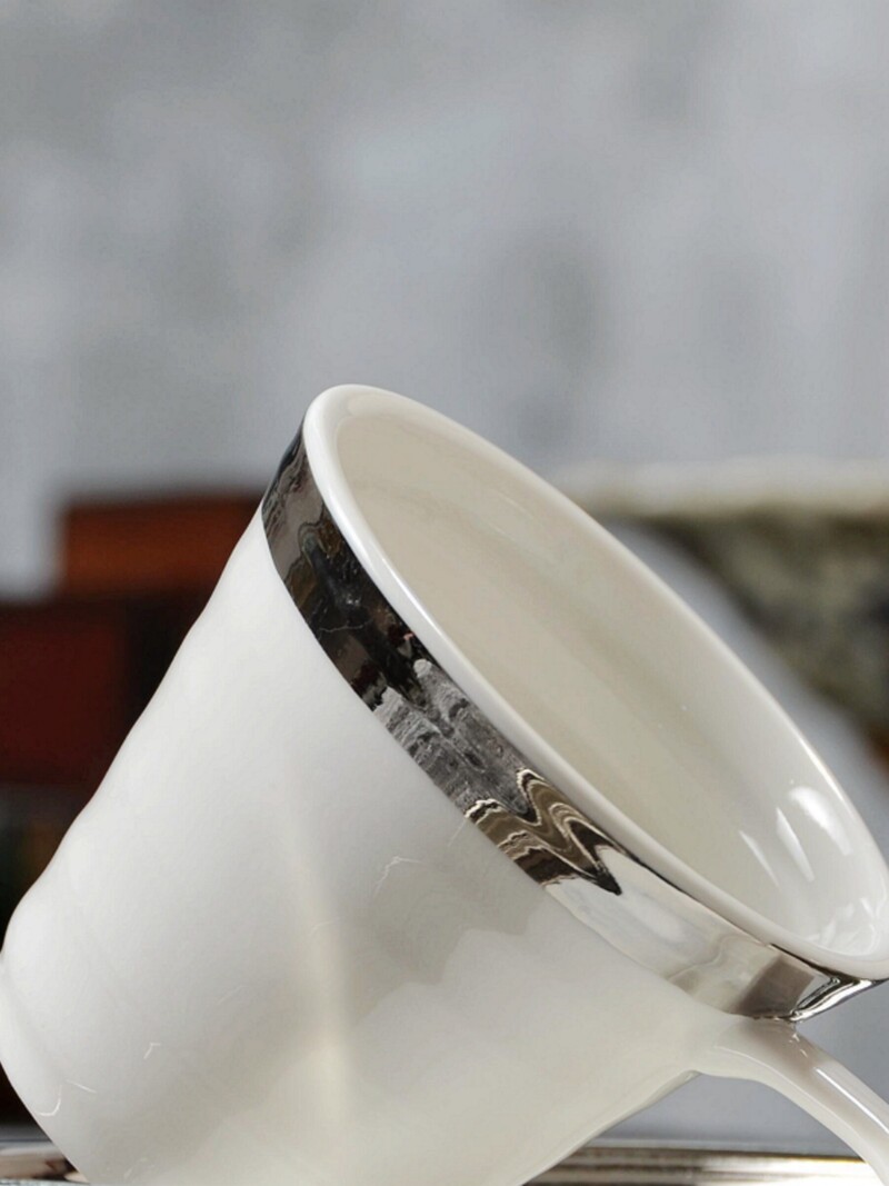 Euroopa luksuslik elegantne keraamiline hõbetatud kohvitass Pärastlõunane musta tee tass lillelise teetassi komplektis on üks keraamiline lusikas