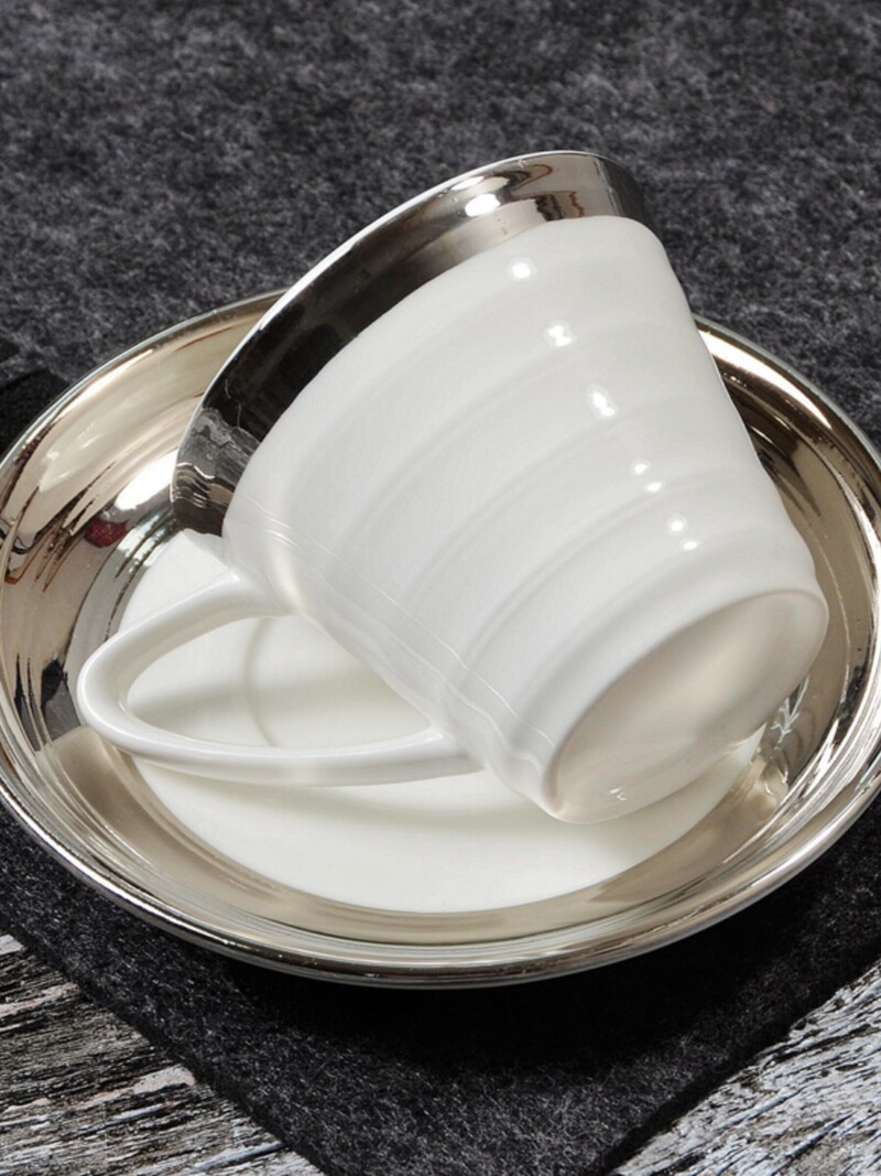 Euroopa luksuslik elegantne keraamiline hõbetatud kohvitass Pärastlõunane musta tee tass lillelise teetassi komplektis on üks keraamiline lusikas