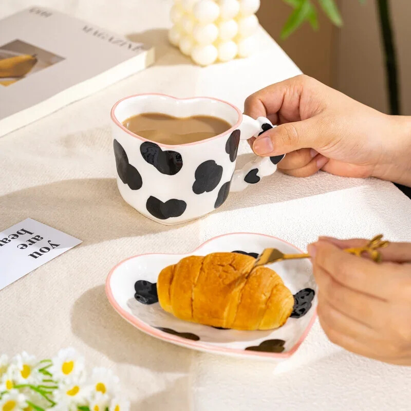 Kūrybingas mielas mergaitiškas širdies formos kavos puodelis su lėkšte Rankomis tapytas Meilės keramikos puodelis Popietės arbatos puodeliai mergaitei Festivalio dovanos