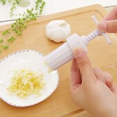 Višenamjenski ručni plastični rotirajući alat za kuhanje Drobilica za češnjak Preša za đumbir Gnječilica za češnjak Mlin za češnjak