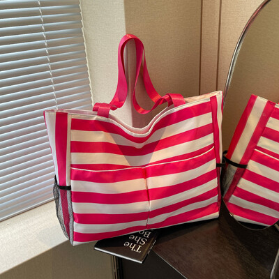 Didelis krepšys su keliomis kišenėmis, dryžuotos formos, tinkantis atostogoms paplūdimyje, apsipirkti, kelionėms, važinėtis į darbą ir atgal.