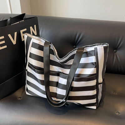 Didelis krepšys su keliomis kišenėmis, dryžuotos formos, tinkantis atostogoms paplūdimyje, apsipirkti, kelionėms, važinėtis į darbą ir atgal.