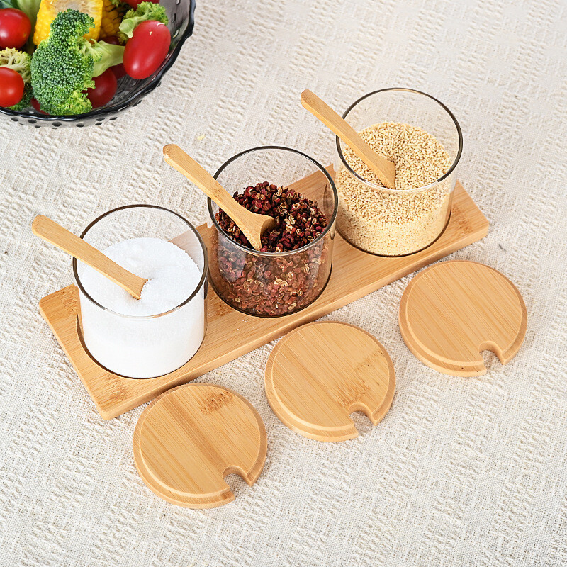 3 tk klaasist maitseainepurkide komplekt puulusika ja hoiualusega, läbipaistev suhkru-soolakonteiner, maitseainete organiseerija köögitööriist