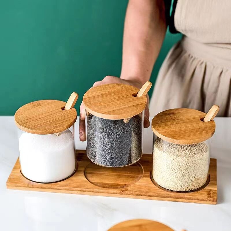 3 tk klaasist maitseainepurkide komplekt puulusika ja hoiualusega, läbipaistev suhkru-soolakonteiner, maitseainete organiseerija köögitööriist