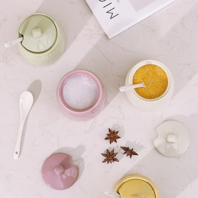 Portselanist maitseainepurgi konteiner kaanega. Lusikas keraamilised suhkrukausid maitseainekarp soolapurgid Teekorv köögilauale