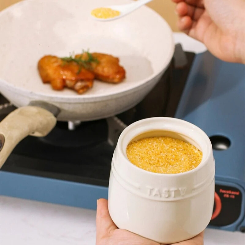 Portselanist maitseainepurgi konteiner kaanega. Lusikas keraamilised suhkrukausid maitseainekarp soolapurgid Teekorv köögilauale