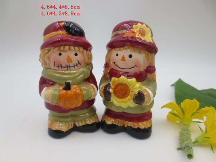 Set de sare și piper din ceramică (sperietoare, turtă dulce, craniu, pălărie de vrăjitoare, bufniță, pisică neagră, cocoș, bucătar, ciupercă)