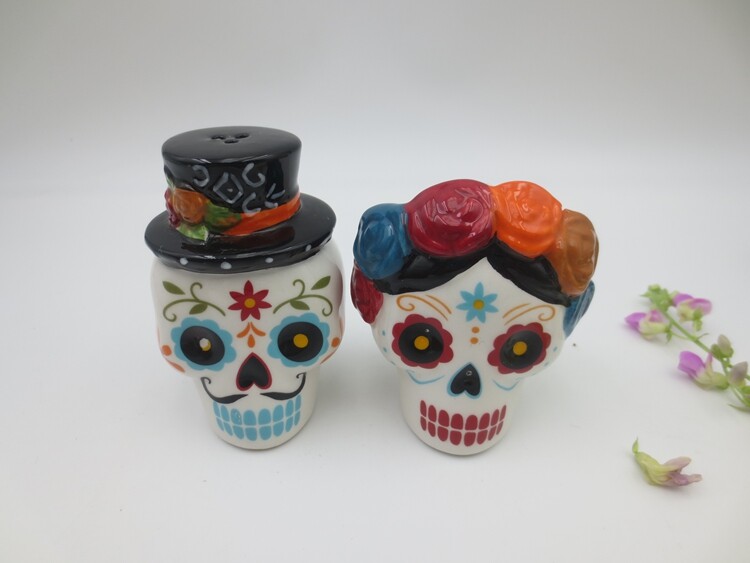 Set de sare și piper din ceramică (sperietoare, turtă dulce, craniu, pălărie de vrăjitoare, bufniță, pisică neagră, cocoș, bucătar, ciupercă)