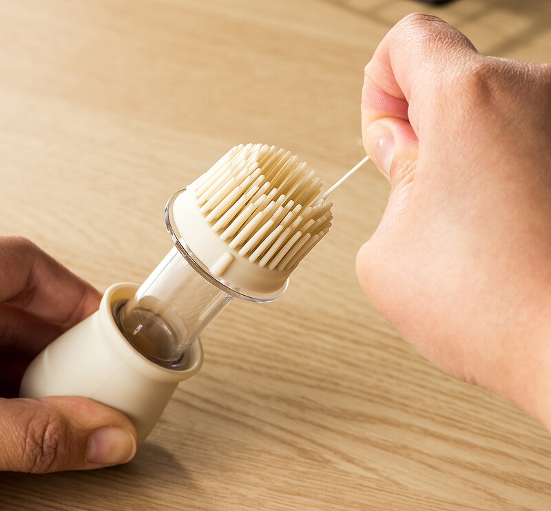 Alyvos stiklinis buteliukas su silikoniniu šepetėliu.