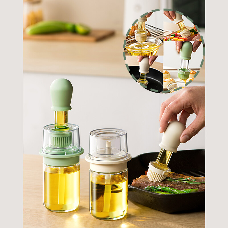 Alyvos stiklinis buteliukas su silikoniniu šepetėliu.